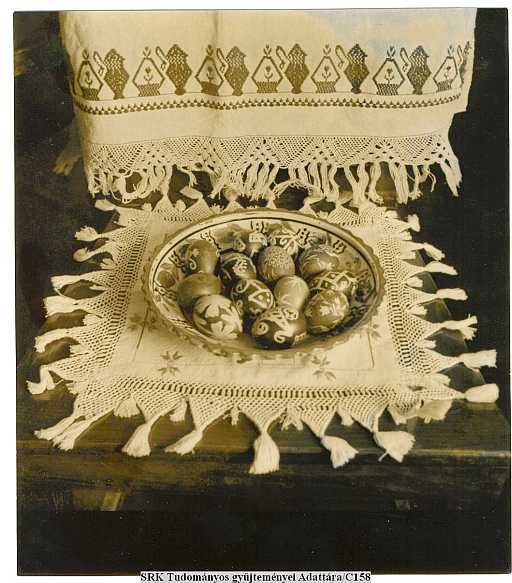 Bodrogközi -főleg cigándi- hímestojások semjén és lácai szőttesekkel; 1937 május
