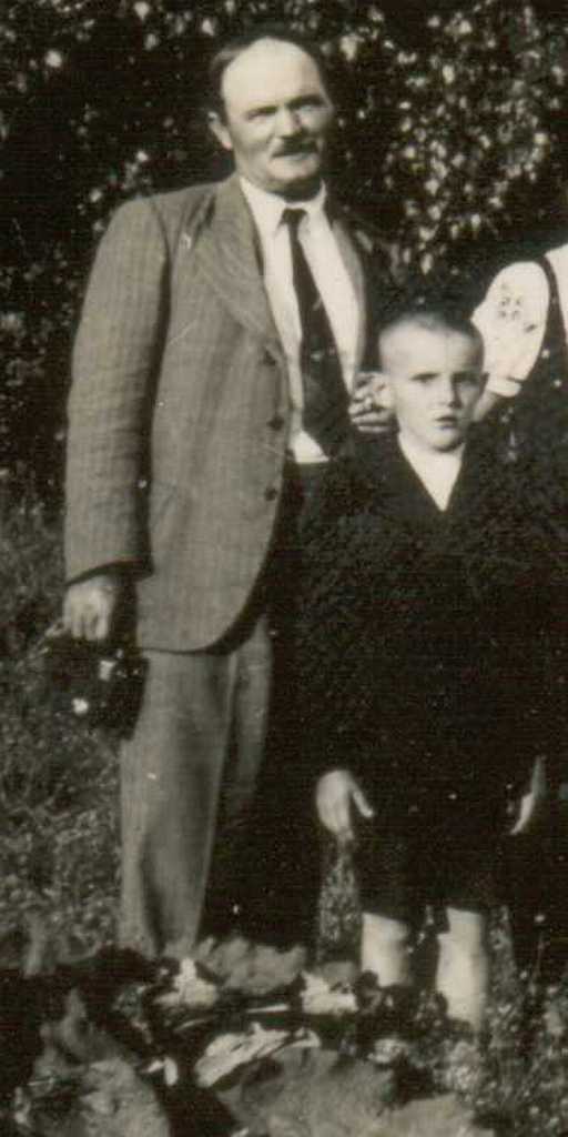 Monyha; Török János szeszgyár-vezető és kisebbik fia Zoltán 1940-ben.